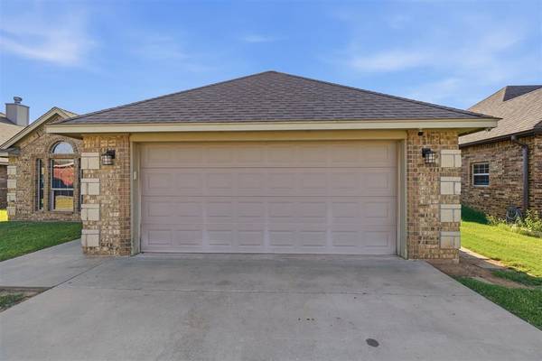 407 NW Granite AVE, Cache, OK 73527