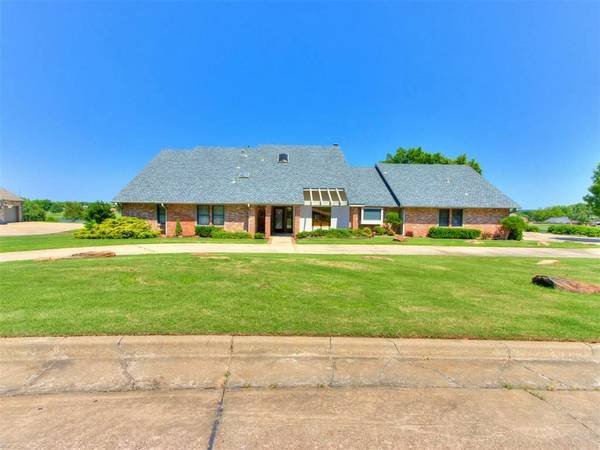 9 Country Club RD, Shawnee, OK 74801