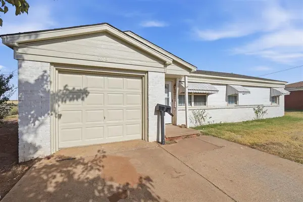 1072 Elk ST, Altus, OK 73521