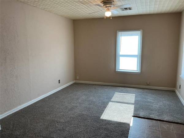 1230 W Modelle AVE, Clinton, OK 73601