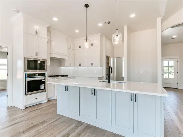 4433 Raymond LN, Guthrie, OK 73044