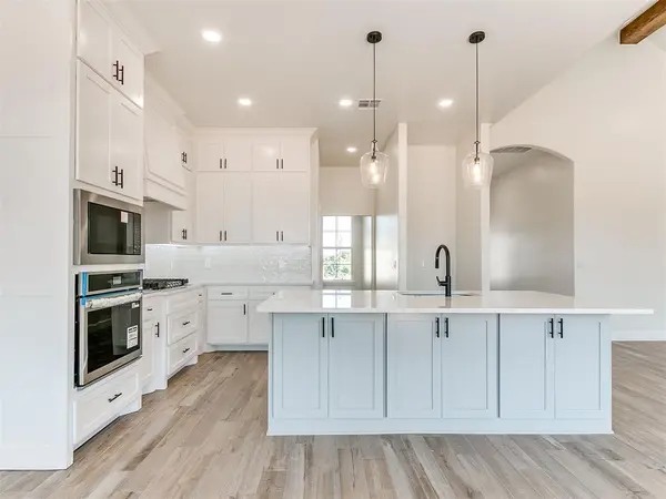 4433 Raymond LN, Guthrie, OK 73044