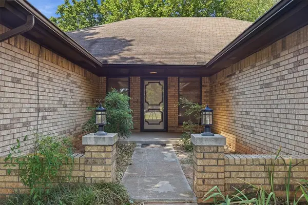 631 S Lariat DR, Mustang, OK 73064