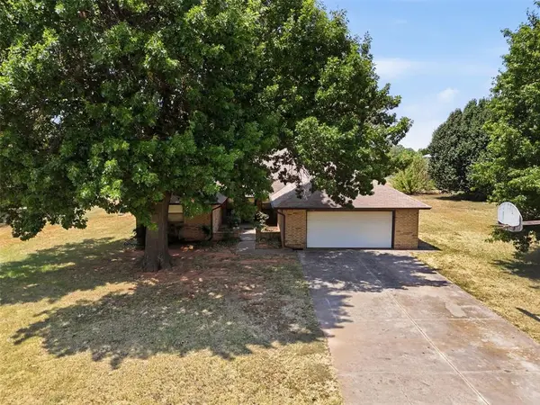 631 S Lariat DR, Mustang, OK 73064