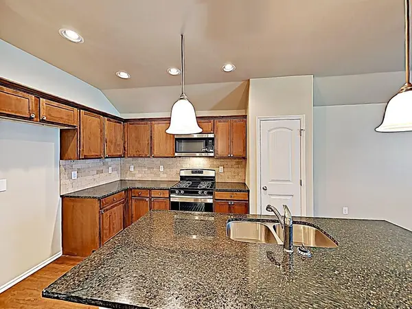 4704 River Mesa DR, Yukon, OK 73099
