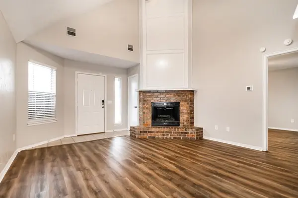 2607 Lonnie LN, Moore, OK 73170