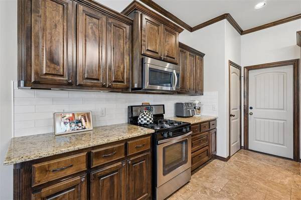 636 NE 23rd ST, Moore, OK 73160