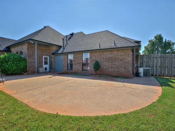 1423 E Twin Brook TER, Mustang, OK 73064