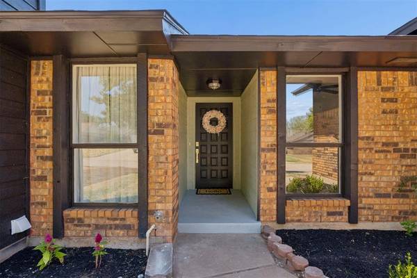 1013 N Crystal WAY, Mustang, OK 73064