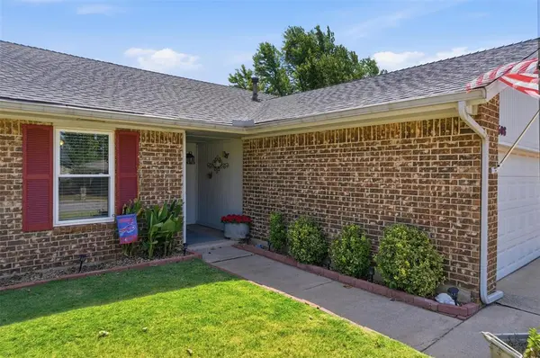 1608 N Green Leaf CIR, Edmond, OK 73013