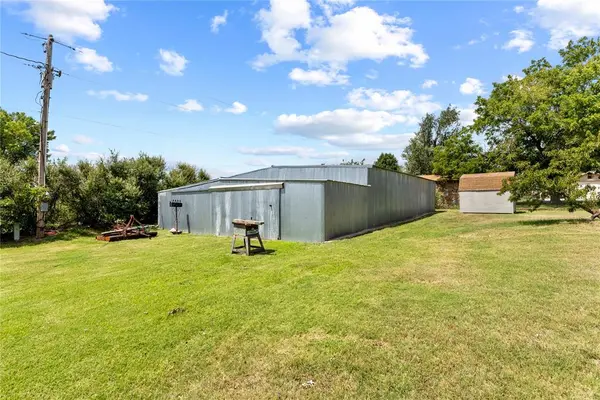 24062 E 990 RD, Weatherford, OK 73096
