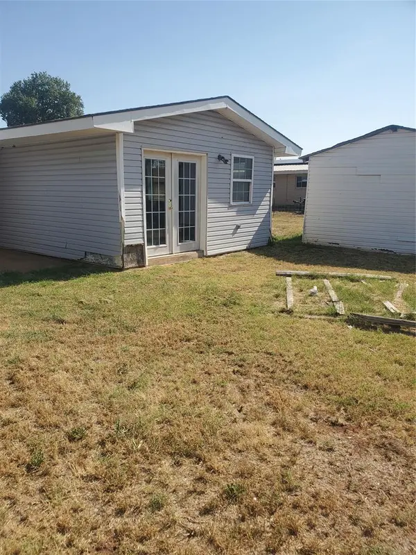 321 Pawnee RD #B, Foss, OK 73647