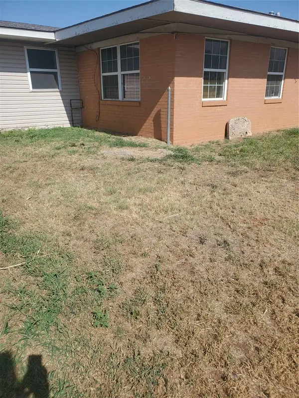 321 Pawnee RD #B, Foss, OK 73647