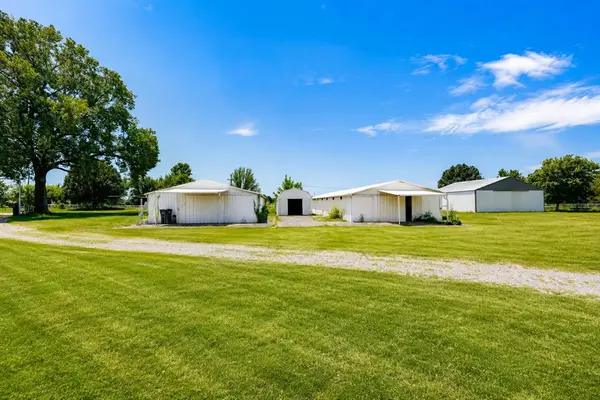 18699 Grayson BLVD, Henryetta, OK 74437