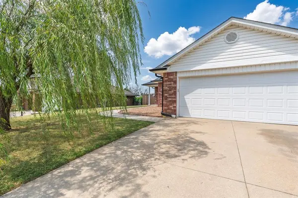2252 Gray Dove DR, Shawnee, OK 74804