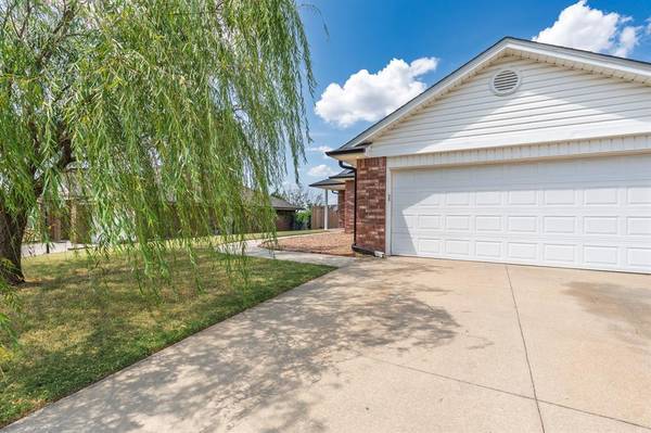 2252 Gray Dove DR, Shawnee, OK 74804