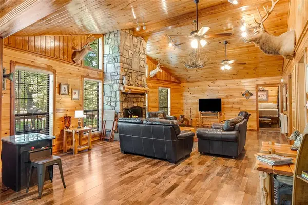 20 Woodland CIR, Broken Bow, OK 74728
