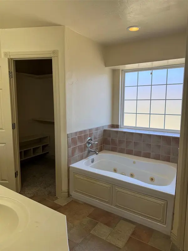 1808 Dorothy DR, Moore, OK 73170