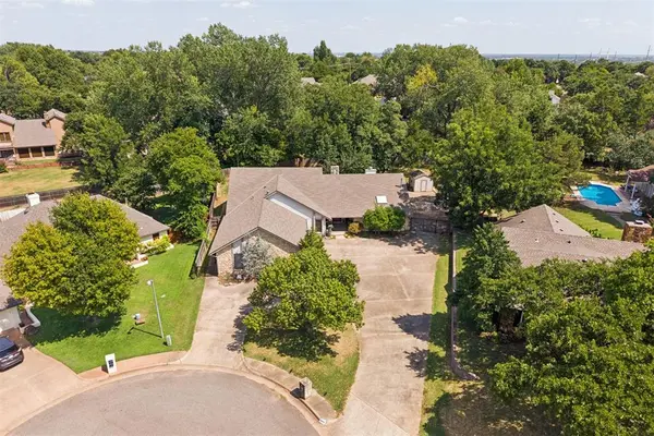 2008 Mistletoe CT, Edmond, OK 73034