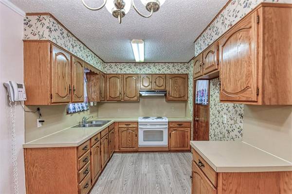1135 Elmhurst ST, Moore, OK 73160