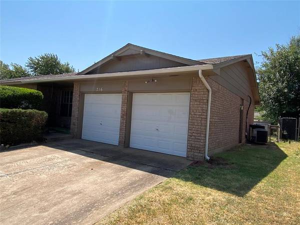 716 NW 17th ST, Moore, OK 73160