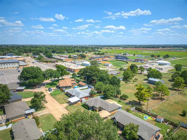 925 W Creek ST, Lindsay, OK 73052