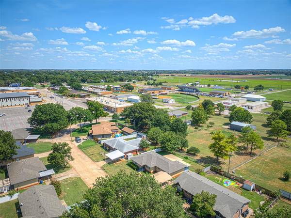 925 W Creek ST, Lindsay, OK 73052