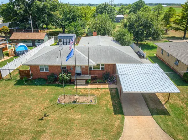 925 W Creek ST, Lindsay, OK 73052