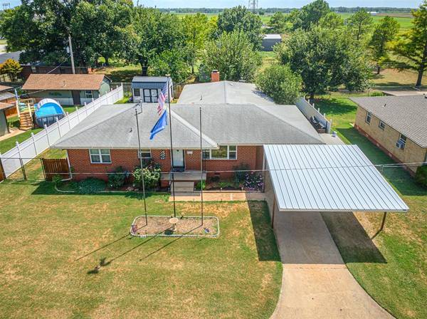 925 W Creek ST, Lindsay, OK 73052
