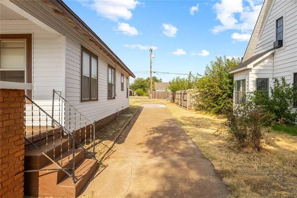322 S 13th ST, Clinton, OK 73601