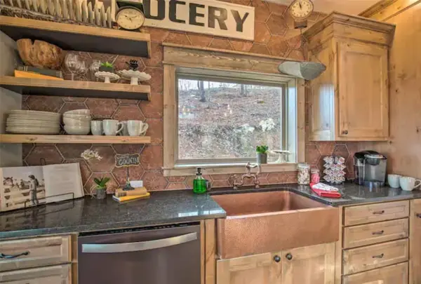 356 Little Creek LN, Broken Bow, OK 74728
