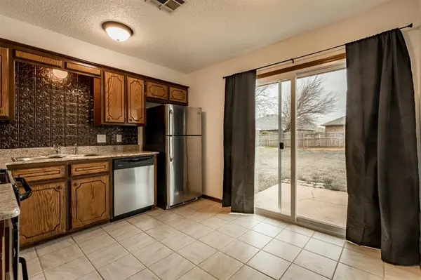 722 W Perry DR, Mustang, OK 73064