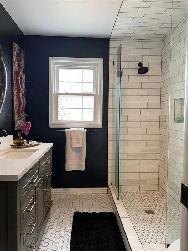 1201 Glenbrook TER, Nichols Hills, OK 73116