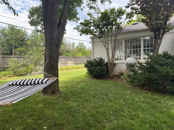 1201 Glenbrook TER, Nichols Hills, OK 73116