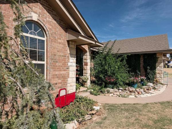 912 Roger AVE, Hinton, OK 73047