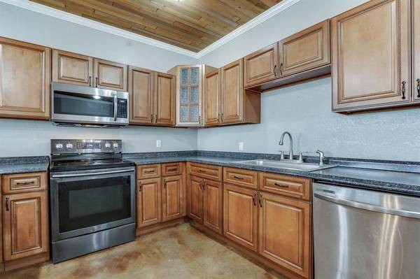 2406 S Logan RD, Lahoma, OK 73754