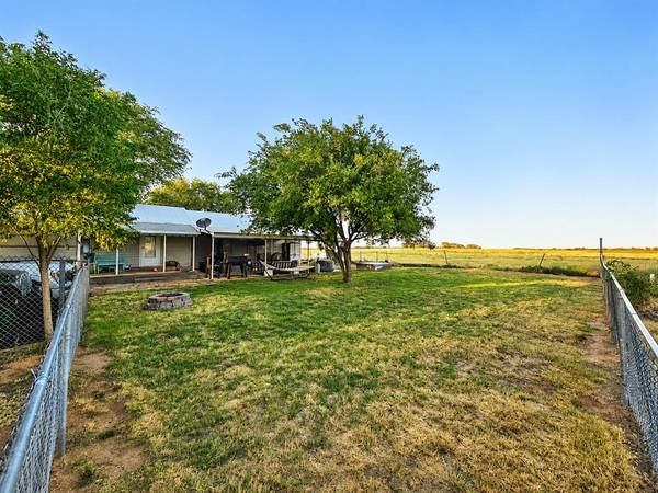 20456 E 1410 RD #109, Lone Wolf, OK 73655