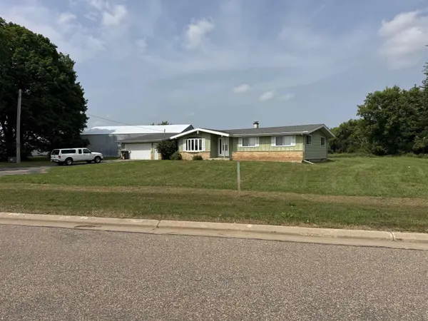 2333 RUNWAY DR, Waupaca, WI 54981