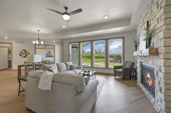 1629 N HONEYSUCKLE CIR, De Pere, WI 54115