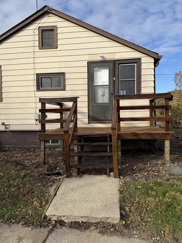 17 W LINWOOD AVE, Oshkosh, WI 54901