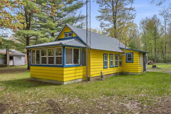 N2972 RIGHT OF WAY RD, Peshtigo, WI 54157