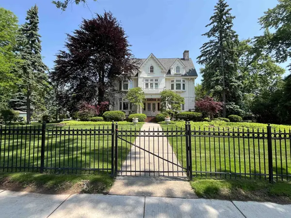 402 E WISCONSIN AVE, Neenah, WI 54956