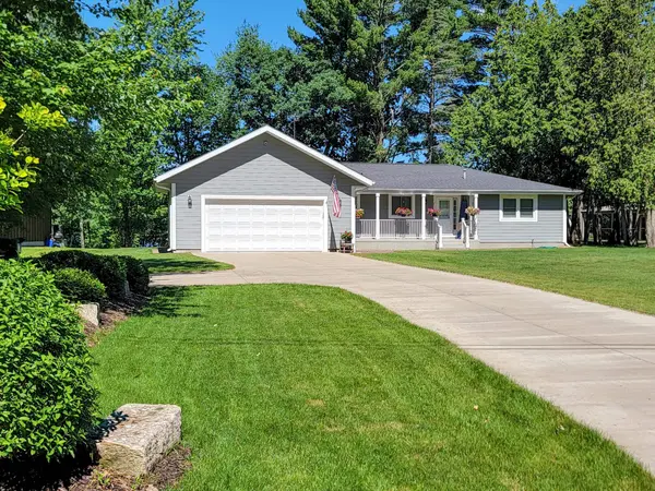 N2283 COUNTRY LN, Waupaca, WI 54981-9744