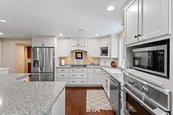 2447 PARKWOOD DR, Green Bay, WI 54304-1913