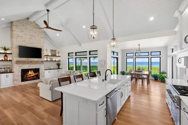 1751 EAST SHORE CIR, Green Bay, WI 54302