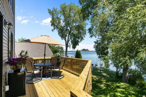 2754 HARBOR LIGHTS LN, Suamico, WI 54173