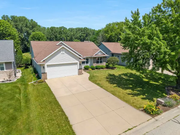 2744 W COMMONWEALTH CT, Appleton, WI 54914