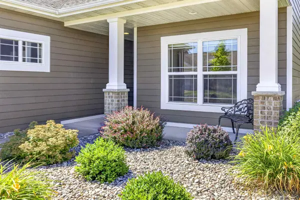 1717 OAK HOLLOW LN, Neenah, WI 54956