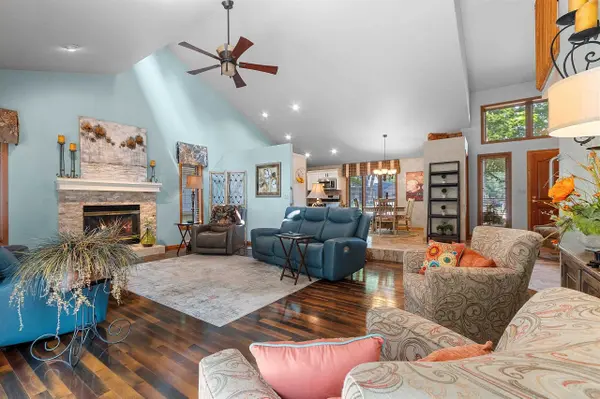 2043 AUTUMN LEAVES CIR, Green Bay, WI 54313