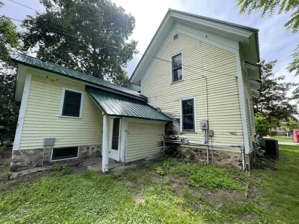 52 N MAIN ST, Clintonville, WI 54929